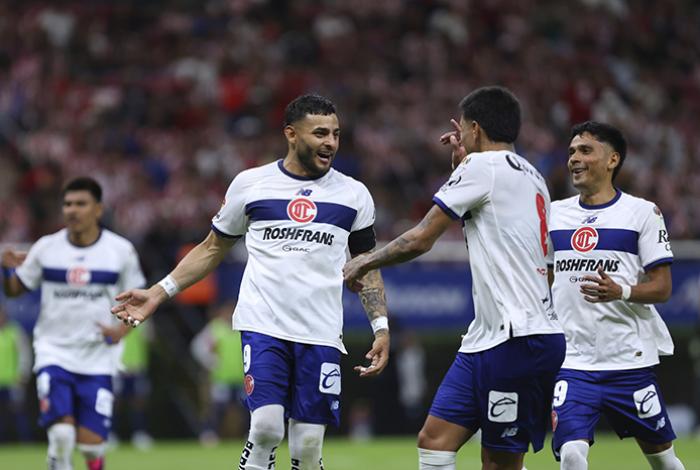Toluca vence 0-2 a Chivas con goles de Alexis Vega y Jesús Gallard