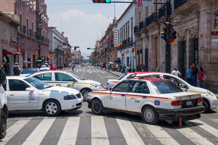 Toman taxistas calles en Centro de Morelia; denuncian acoso policiaco