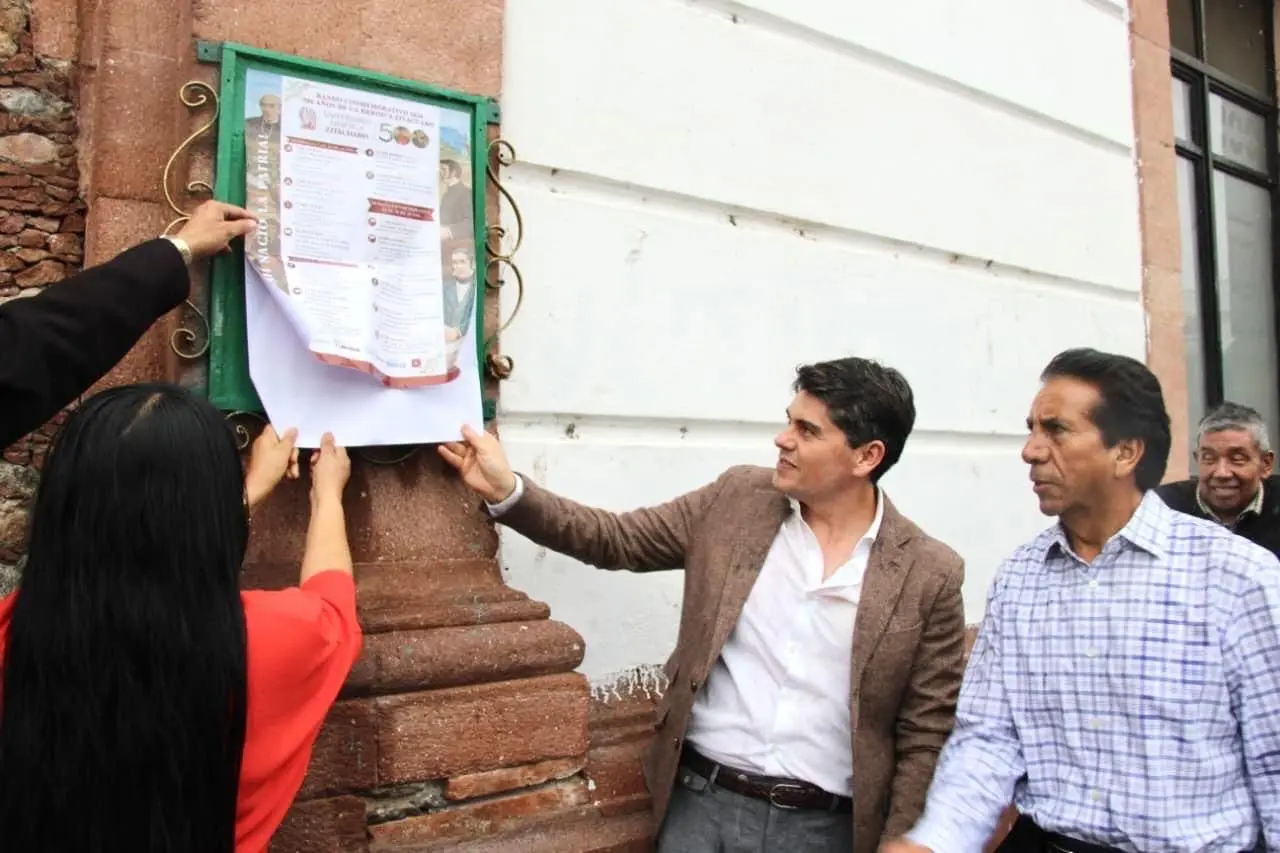 Toño Ixtláhuac encabeza la pega del Bando Solemne que da inicio a la conmemoración de los 500 años de la Heroica Zitácuaro