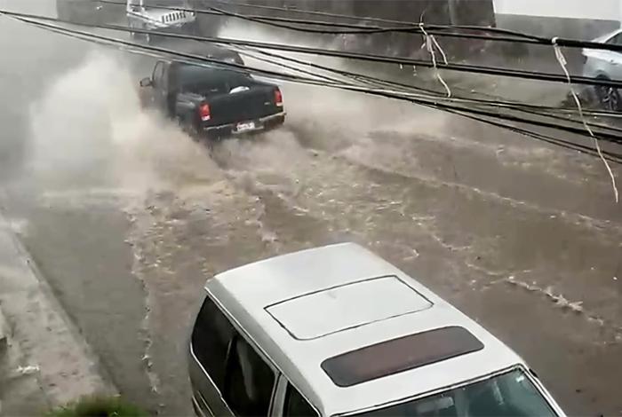 Tormenta eléctrica azota en Uruapan; se reportan calles inundadas