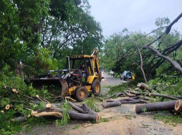 Tormenta John provoca derrumbes en Arteaga y Tumbiscatío