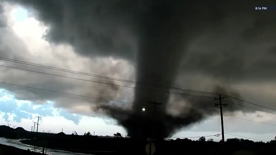 Tornado poderoso azota Oklahoma dejando varios heridos y daños a viviendas