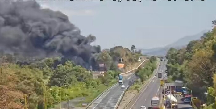 Trabajador de granja intenta apagar fuerte incendio de maleza y resulta lesionado