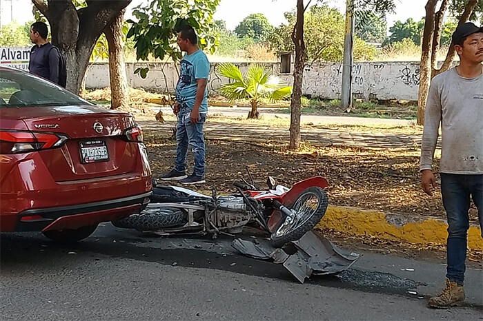 Trabajador del Ayuntamiento de Apatzingán queda herido en choque de moto contra auto