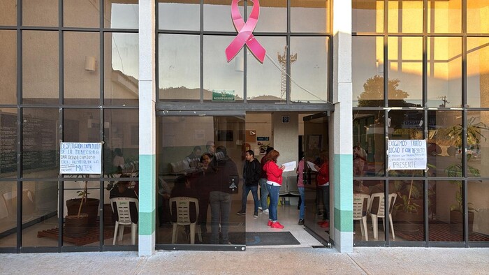 Trabajadores de salud toman Hospital de la Mujer, en Morelia