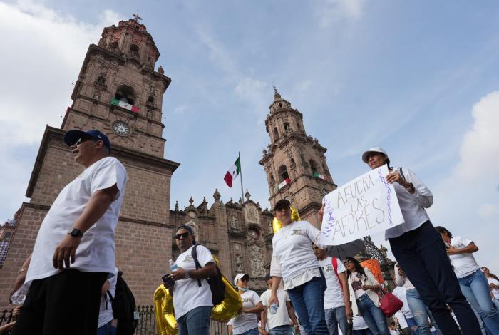 Trabajadores del IMSS marchan en contra de las Afore