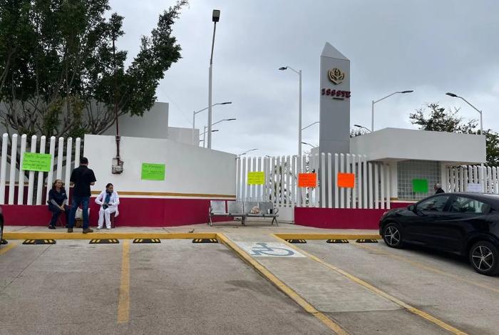Trabajadores del ISSSTE en Los Reyes inician paro indefinido por presuntos abusos de la encargada