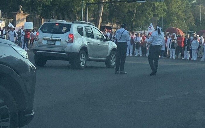 Trabajadores del sector salud bloquean circulación frente a Casa de Gobierno, en Morelia