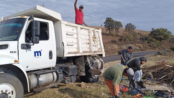 Trabajadores del SLyT destruyen 3 tiraderos de basura a cielo abierto en la Tenencia de Atécuaro