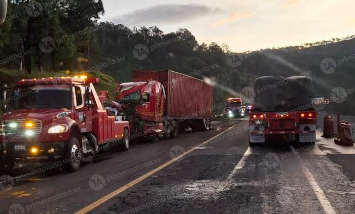 Tractocamión pierde el control y cae 30 m, en la Siglo XXI