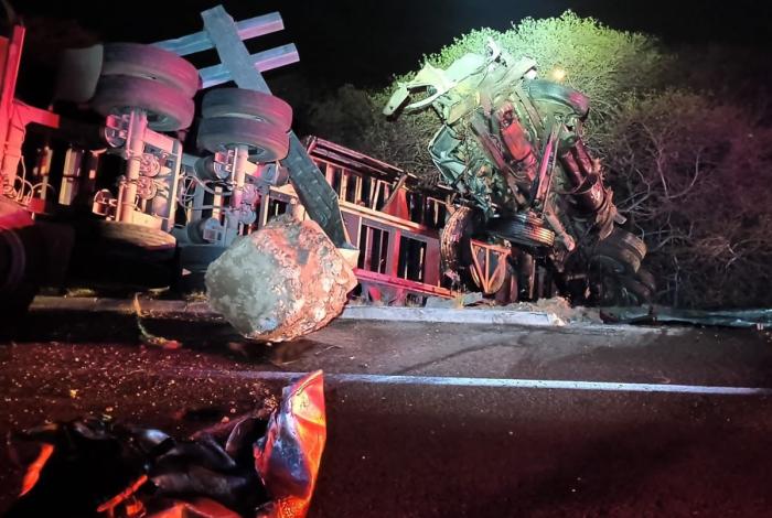 Tractocamión sale de la autopista Siglo XXI; el conductor resultó ileso