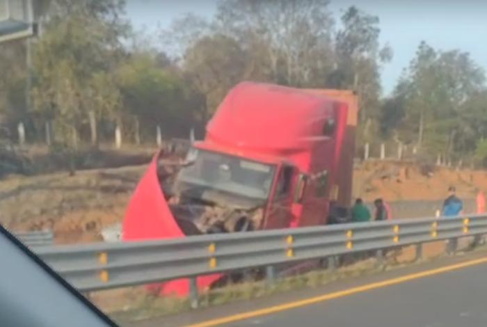 Tractocamión se sale del camino en la Siglo XXI, cerca de Pátzcuaro