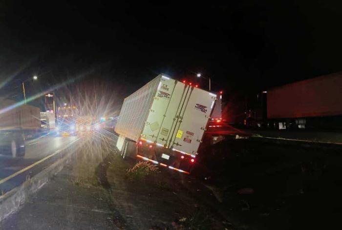 Tractocamión sin frenos cae a cuneta central de la México-Guadalajara