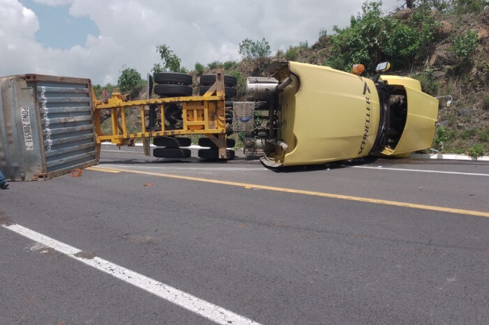 Tractocamión vuelca sobre la autopista Pátzcuaro-Morelia, a la altura de Capula