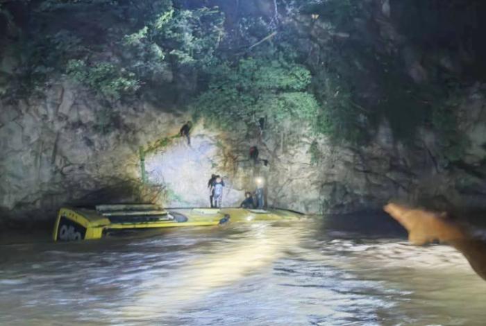 Tragedia en Guerrero: autobús cae a un río dejando 7 pasajeros sin vida y 12 heridos