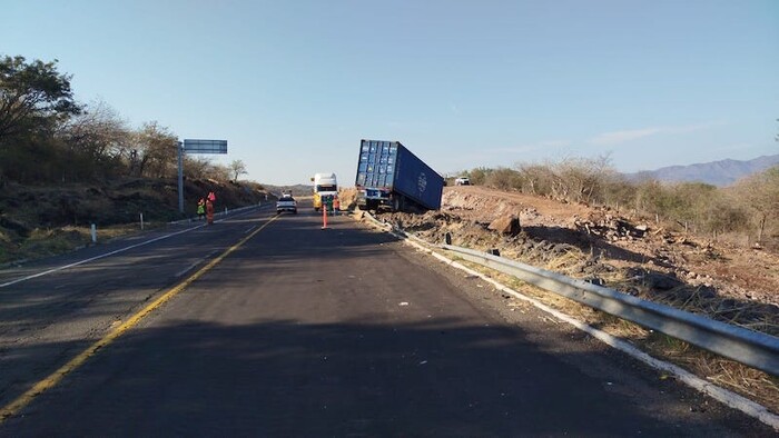 Tráiler atropella a trabajador de la Autopista Siglo XXI