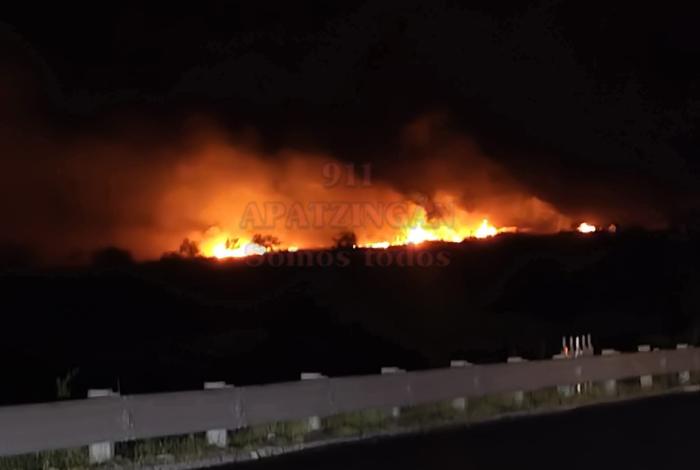 Tráiler cargado con rollos de acero se incendia tras accidente en la autopista Siglo XXI