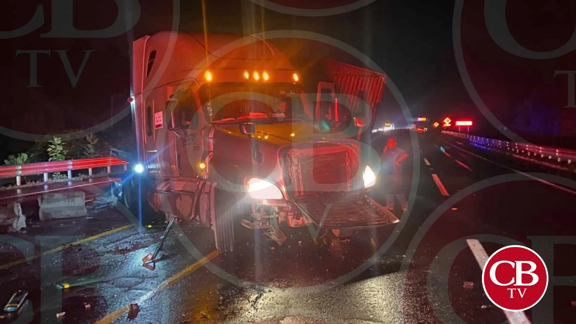 Tráiler choca un muro de contención en la Siglo XXI