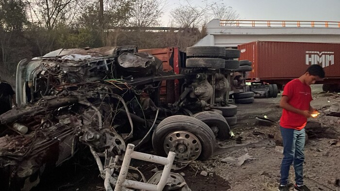 Tráiler de doble remolque fuera de control en la Autopista Siglo XXI choca y vuelca