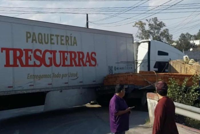Tráiler de paquetería y camión ladrillero chocan en el periférico de Morelia