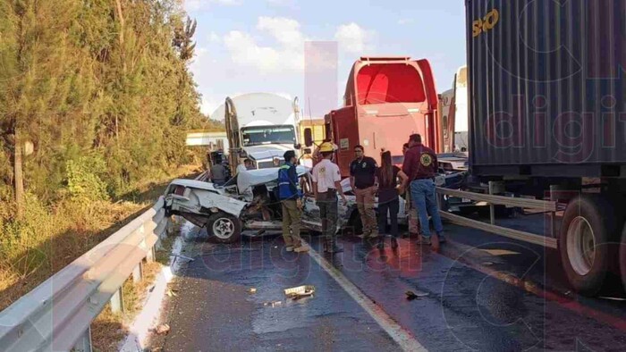 Tráiler desbarata un auto en la Siglo XXI