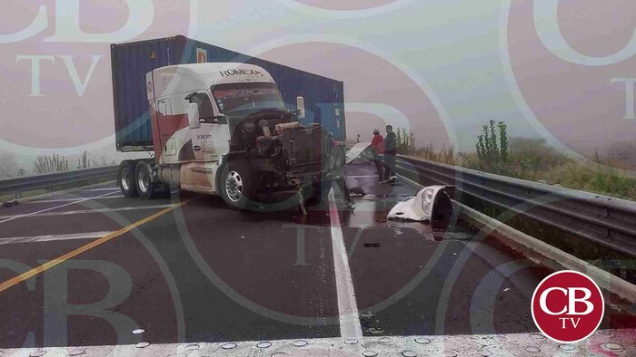 Tráiler destruye contención de acero en la Pátzcuaro-Cuitzeo