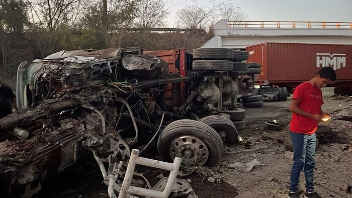 Tráiler doble remolque volcado bloquea la Autopista Siglo XXI cerca de Feliciano, Guerrero