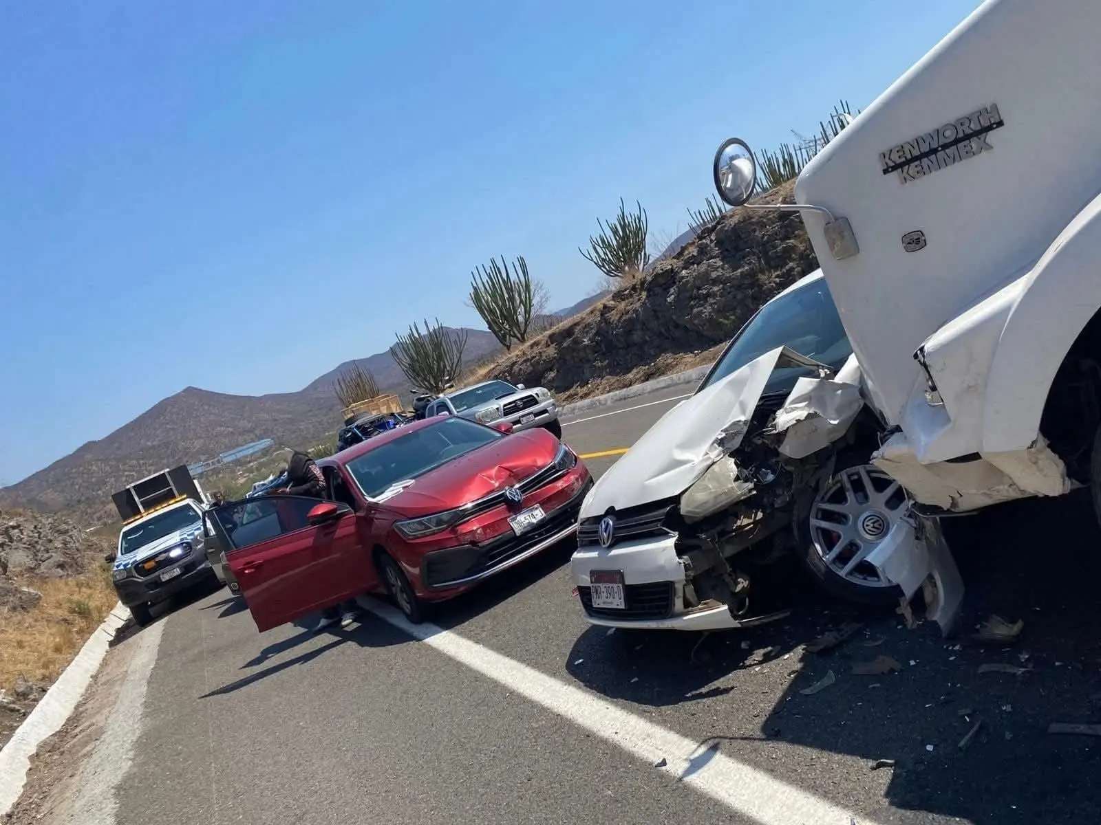 Tráiler embiste a dos autos en la Siglo XXI