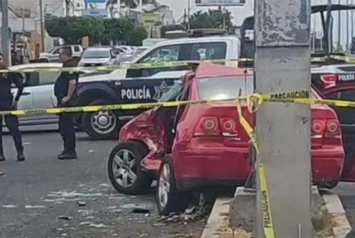 Tráiler embiste auto particular; hay una mujer muerta y un lesionado, en La Piedad