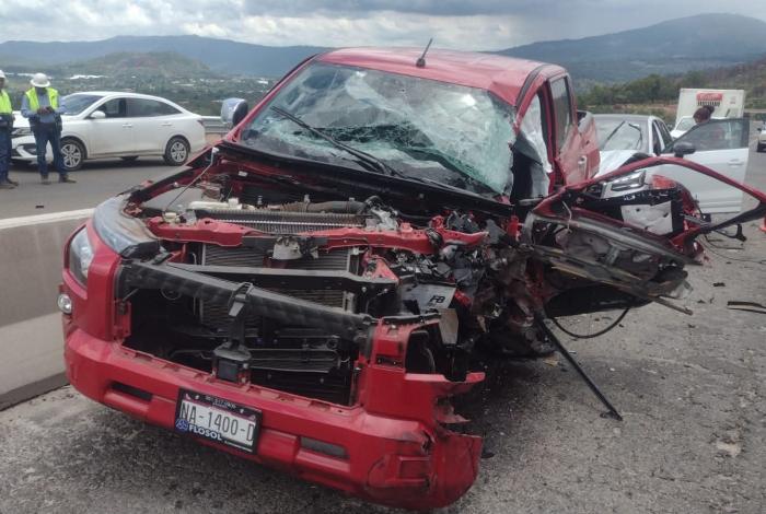 Tráiler impacta a camioneta y auto compacto; el chofer escapa