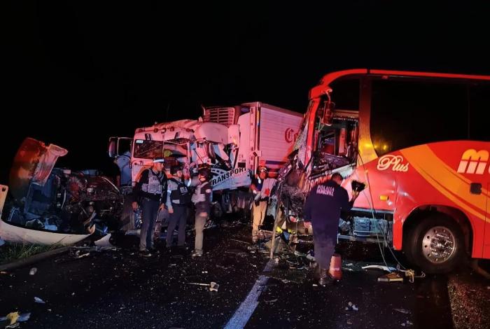 Tráiler impacta autobús escolar con 43 personas a bordo en la Piedad