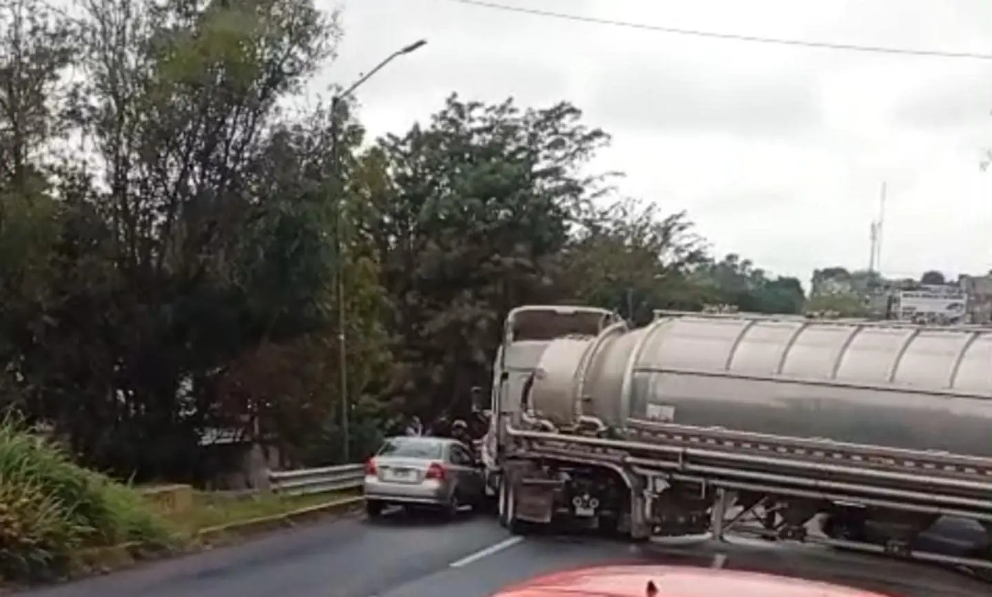 Tráiler impacta vehículo en el Periférico de Morelia; hay un lesionado