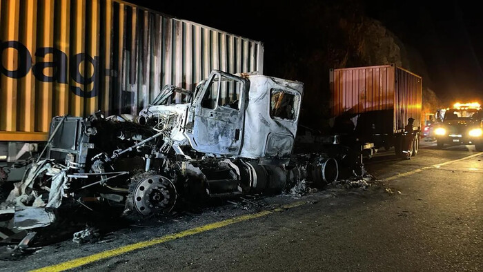 Tráiler incinerado tras choque contra remolque en la Siglo XXI