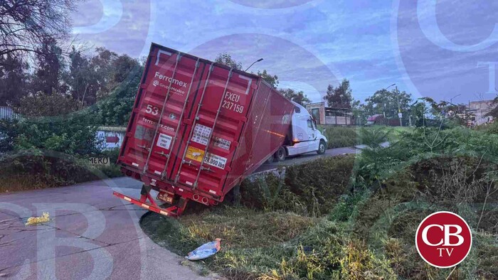 Tráiler queda varado en el camino a La Huerta en Morelia