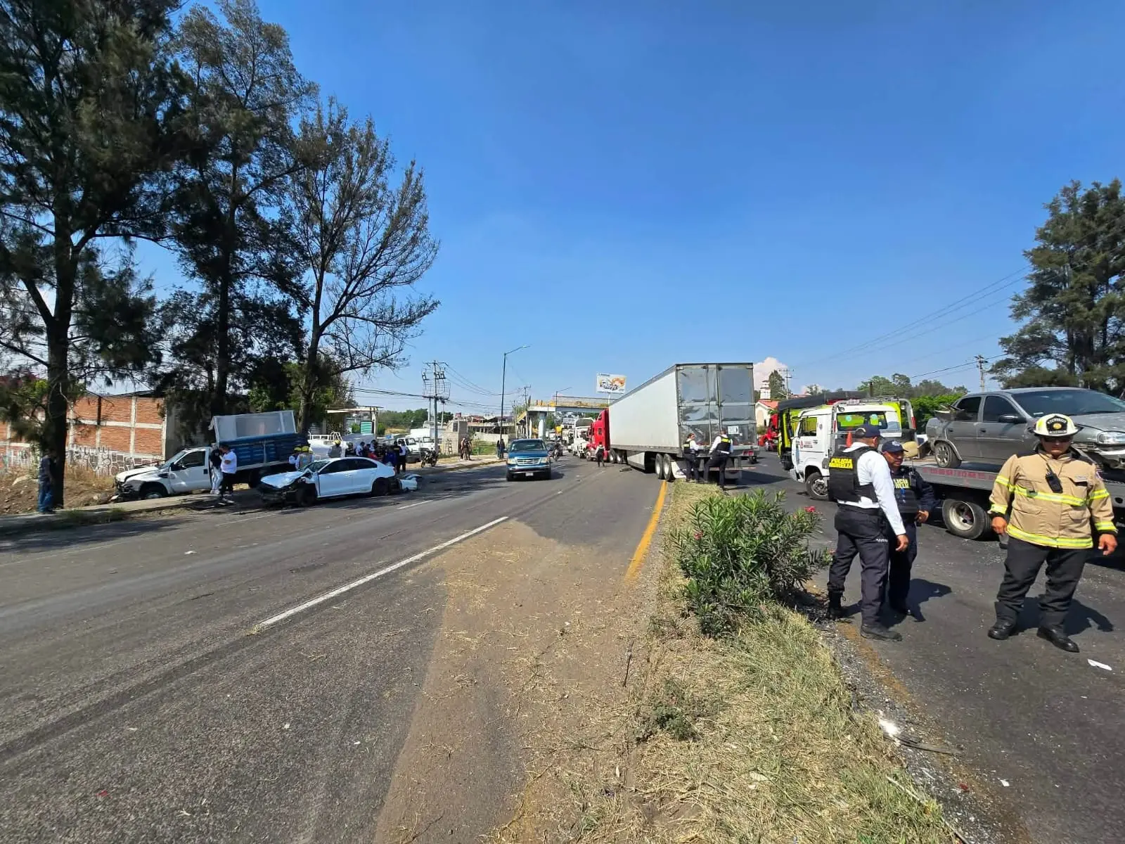Tráiler robado ocasiona choque múltiple en la Morelos Norte de Morelia; hay cuatro heridos