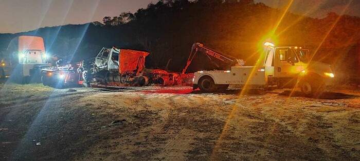 Tráiler se incendia por falla mecánica y perjudica remolque de otro tractocamión en la Siglo XXI