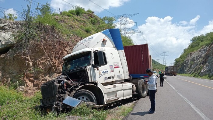 Tráiler se queda sin frenos y chofer arriesga su vida para detener la pesada unidad