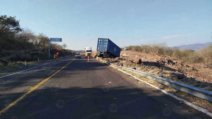 Trailer se sale de la Siglo XXI y atropella a trabajador