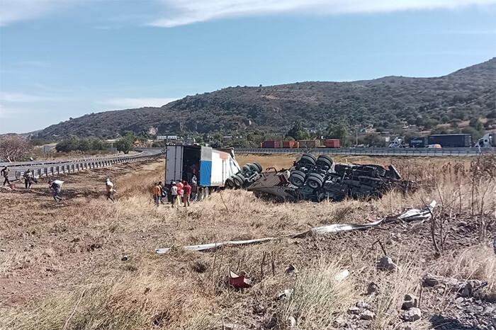 Tráiler se sale del camino en la autopista Pátzcuaro-Copándaro; no se reportan lesionados