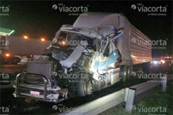 Tráiler sin frenos cruza la caseta de Zinapécuaro, luego choca contra autobús y un camión; hay un herido