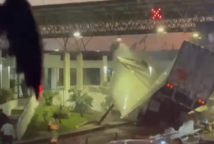 Tráiler sin frenos provoca aparatoso accidente en la Autopista de Occidente