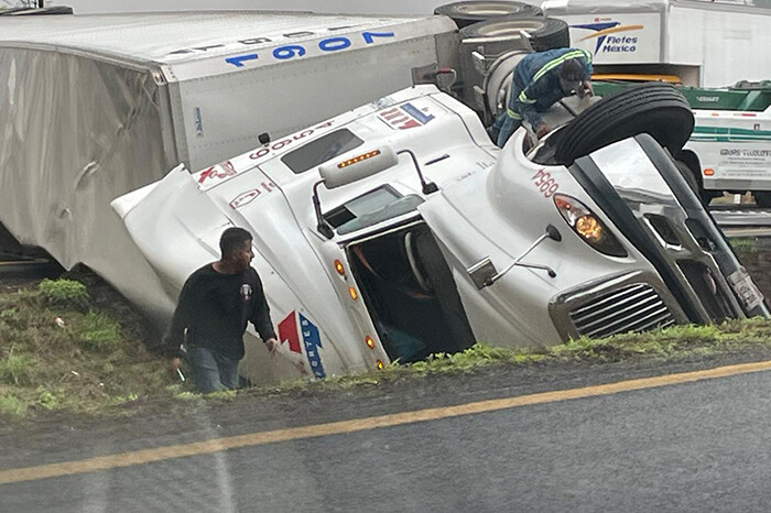 Tráiler sufre volcadura cerca de la caseta de Zinapécuaro; el chofer resulta lesionado