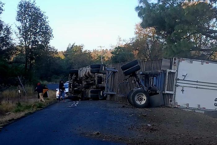 Tráiler vuelca en la carretera Uruapan – Paracho; el chofer queda herido