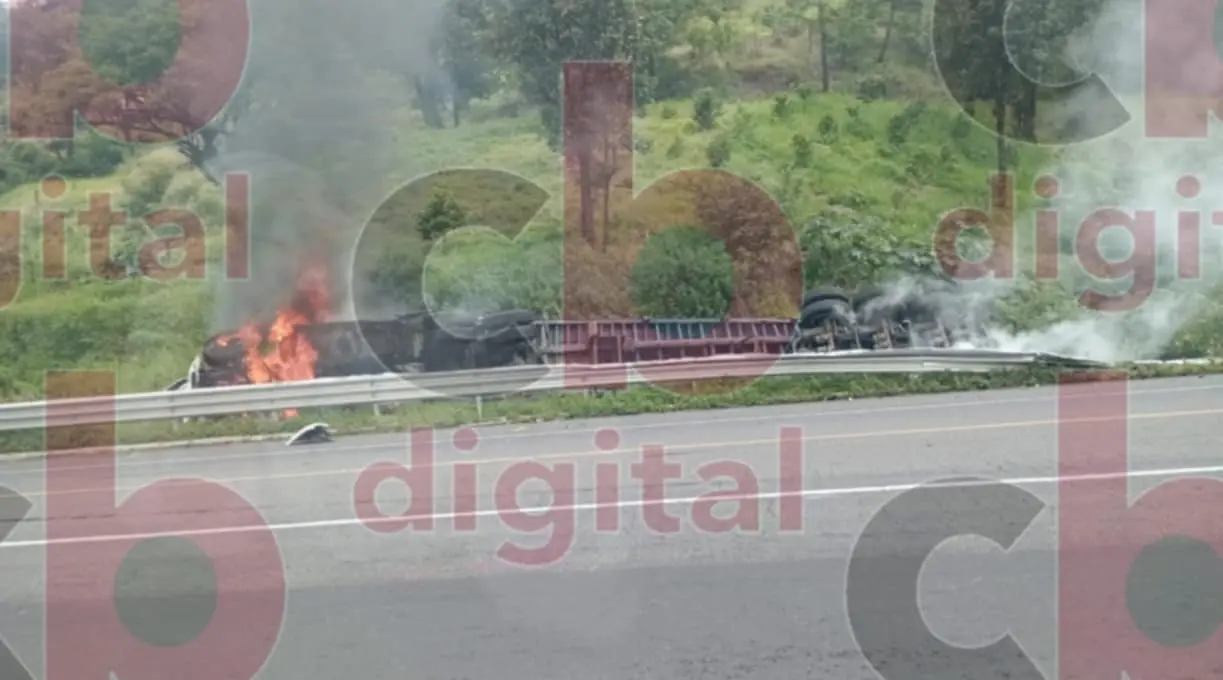 Tráiler vuelca y se incendia en la Siglo XXI