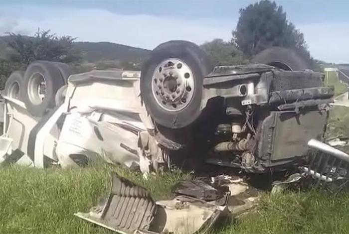 Trailero pierde la vida tras volcar en la autopista México-Guadalajara, cerca de Maravatío