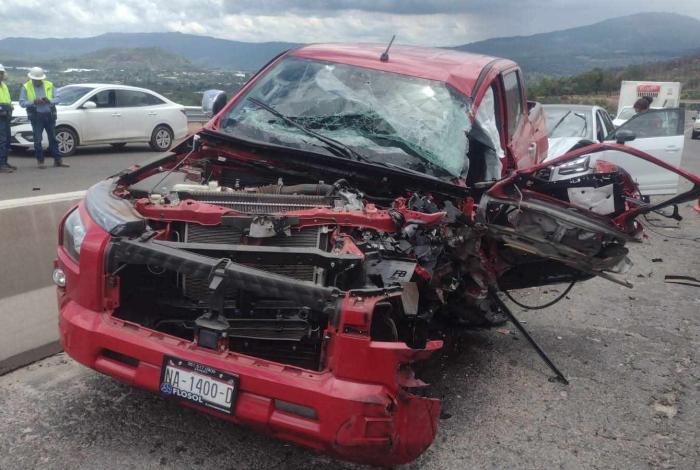 Trailero provoca accidente en la autopista Siglo XXI, huye y abandona su unidad