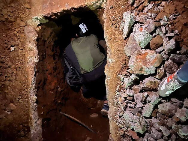 Transeúnte cae a pozo de obra que carecía de señalización