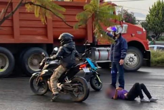 Transeúnte queda malherido tras ser atropellado por camión de volteo en Morelia