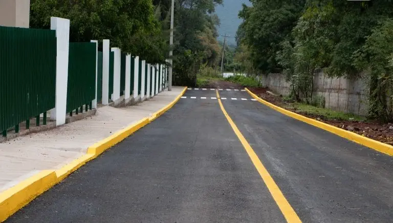 Transforman acceso escolar en Ciudad Hidalgo con nueva vialidad asfaltada