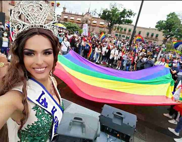 Transformista invierte más de 18 mil pesos para Marcha del Orgullo